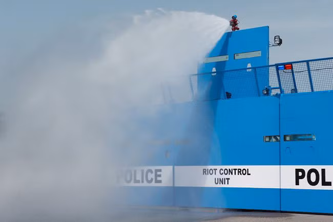 Sức mạnh của Bozena Riot nằm ở lá chắn cao 3,7m, chiều rộng có thể cơi nới từ 4,6m đến 7,3m, đủ rộng để chặn hoàn toàn một con đường trên phố. Xe được trang bị đầy đủ, từ giáp bảo vệ, có cửa sổ và cổng chống đạn cho cảnh sát sử dụng súng chống bạo động.