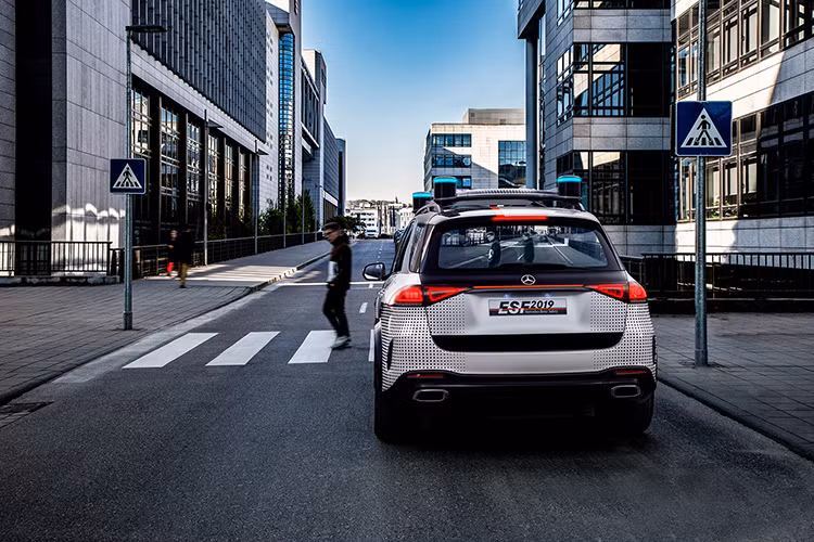 Chứng kiến cách lái tự động đang dần trở thành một phép màu mới trong phương diện hệ thống an toàn, xe tự lái Mercedes-Benz ESF sở hữu công nghệ cho phép vô lăng và chân ga tự động thụt vào khi chiếc xe đang tự lái, qua đó giảm bớt nguy cơ chấn thương trong trường hợp tai nạn xảy ra.