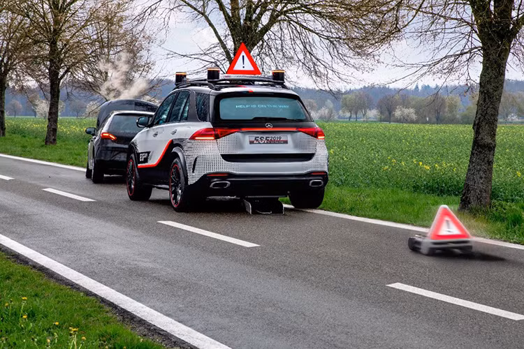 Trong trường hợp Mercedes-Benz ESF dính vào một vụ tai nạn, một người máy nhỏ sẽ tự động được triển khai từ phía sau của xe và đảm nhiệm vụ trí của một biển cảnh báo hình tam giác, vậy nên những người khác sẽ biết điều gì đang xảy ra phía trước.