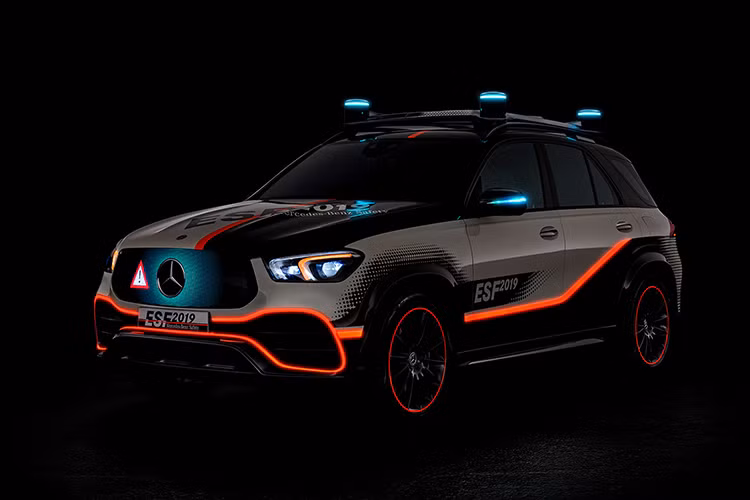 Thế hệ mới của Mercedes-Benz GLE mới chỉ ra mắt trong mùa thu năm ngoái, nhưng mẫu xe này đã sẵn sàng đảm nhiệm một vai trò chủ động hơn trong xã hội, khoác lên mình bộ áo và cả tá công nghệ mới để trở thành một phương tiện thử nghiệm lý tưởng đối với các hệ thống an toàn mới - đó chính là mẫu xe Mercedes-Benz ESF 2019.