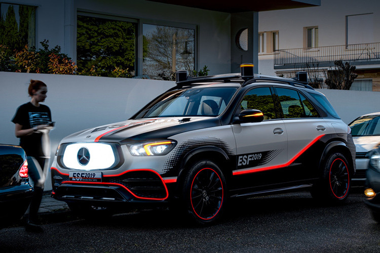 Hãng xe sang Mercedes-Benz đã và đang chế tạo các phương tiện an toàn thử nghiệm trong nhiều thập kỷ và giờ đây có hơn 30 cỗ máy như thế trong danh mục đầu tư. Mẫu xe mới sẽ được ra mắt rộng rãi trước công chúng vào mùa thu này, tại Triển lãm Ô tô Frankfurt.