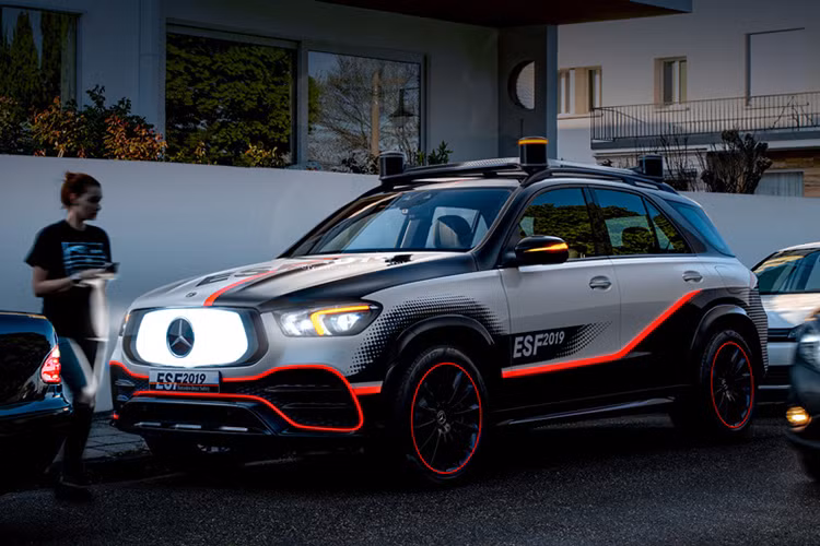 Hãng xe sang Mercedes-Benz đã và đang chế tạo các phương tiện an toàn thử nghiệm trong nhiều thập kỷ và giờ đây có hơn 30 cỗ máy như thế trong danh mục đầu tư. Mẫu xe mới sẽ được ra mắt rộng rãi trước công chúng vào mùa thu này, tại Triển lãm Ô tô Frankfurt.