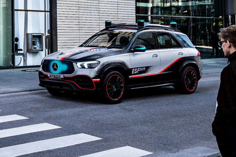 Cụ thể trong tháng 6 tới đây, tại sự kiện Experimental Safety Vehicle ở Eindhoven, Hà Lan, Mercedes-Benz sẽ giới thiệu một mẫu GLE đặc biệt mang tên ESF 2019. Trong hình thái mới của mình, chiếc xe đưa các tính năng an toàn lên một tầng cao hoàn toàn mới và bọc chúng trong một gói trang bị đi kèm với một hệ thống plug-in hybrid và một chế độ lái tự động tân tiến.