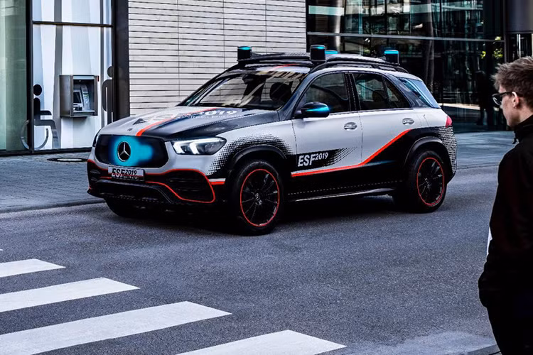 Cụ thể trong tháng 6 tới đây, tại sự kiện Experimental Safety Vehicle ở Eindhoven, Hà Lan, Mercedes-Benz sẽ giới thiệu một mẫu GLE đặc biệt mang tên ESF 2019. Trong hình thái mới của mình, chiếc xe đưa các tính năng an toàn lên một tầng cao hoàn toàn mới và bọc chúng trong một gói trang bị đi kèm với một hệ thống plug-in hybrid và một chế độ lái tự động tân tiến.