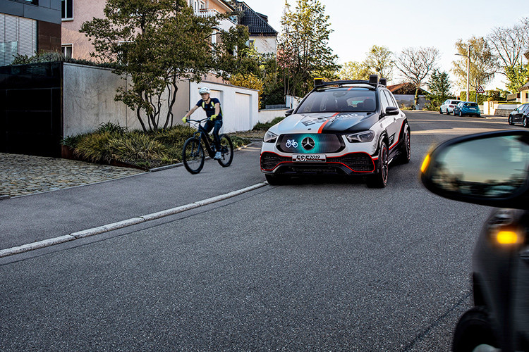 Để khiến nó an toàn tới tất cả những người đi xe và đi bộ trên đường phố, ESF có khả năng thông báo dự định của nó vào mọi lúc bằng cách hiển thị các tin nhắn khác nhau để tất cả mọi người nhìn thấy.