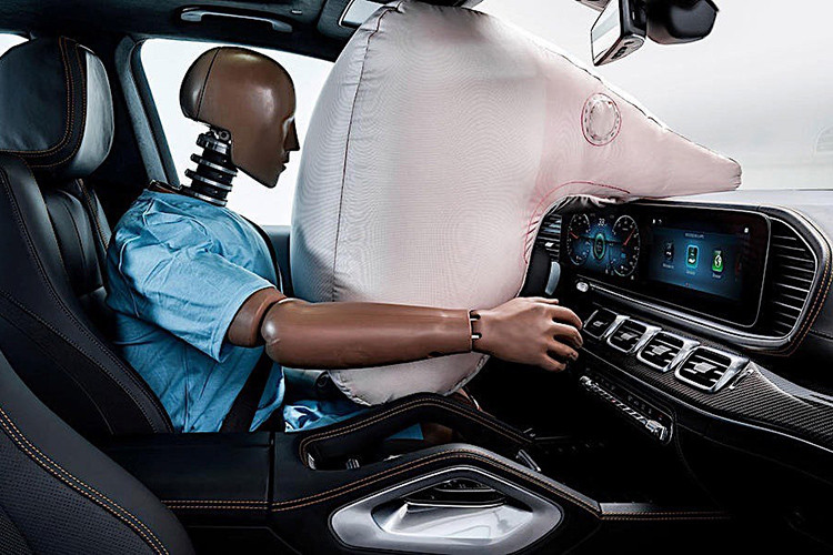 “Lợi thế lớn của các tính năng lái tự động là rằng trong tương lai rất ít tai nạn sẽ được gây ra bởi lỗi của tài xế,” Rodolfo Schöneburg, giám đốc an toàn xe của Mercedes-Benz cho biết. 