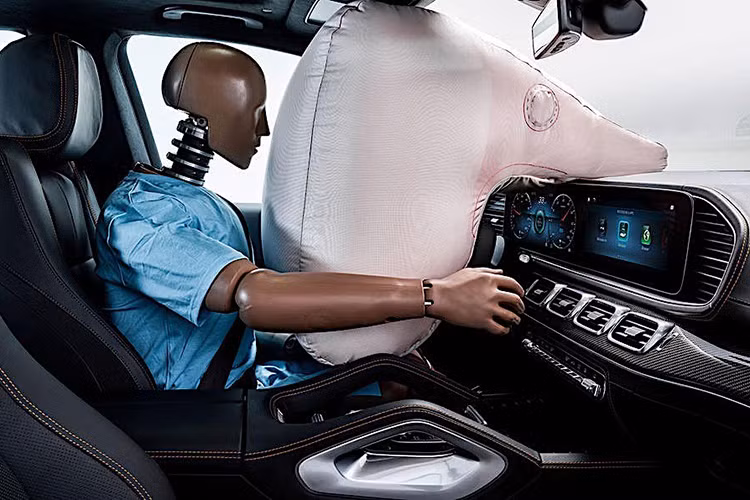 “Lợi thế lớn của các tính năng lái tự động là rằng trong tương lai rất ít tai nạn sẽ được gây ra bởi lỗi của tài xế,” Rodolfo Schöneburg, giám đốc an toàn xe của Mercedes-Benz cho biết. 