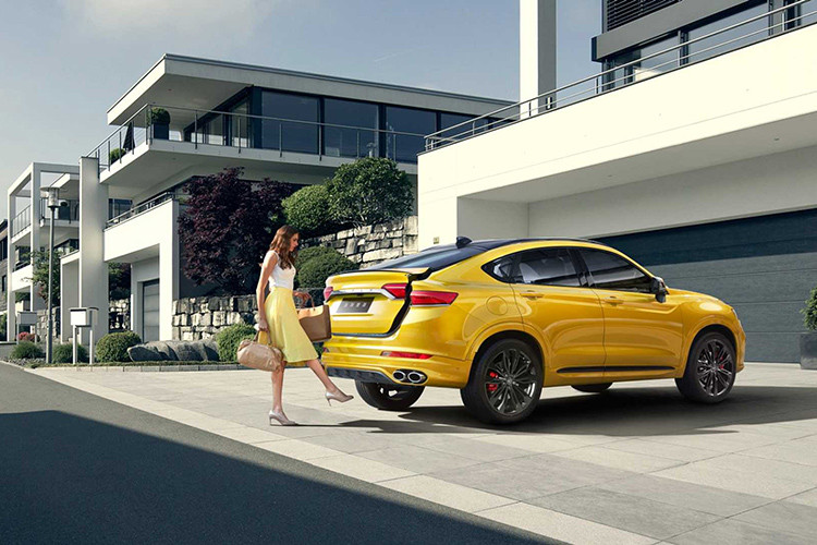 Xe sở hữu đèn pha mỏng, lưới tản nhiệt “vũ trụ mở rộng” đặc trưng và các hốc gió lớn được trang bị với cửa đóng chủ động để tối ưu hóa khí động học và làm mát. Di chuyển ra phía sau, Xingyue có hai cụm đèn hậu rộng được kết nối với nhau bởi một sọc crôm, cùng với một bộ khuếch tán gió hầm hố cùng 4 đầu ống xả tích hợp.