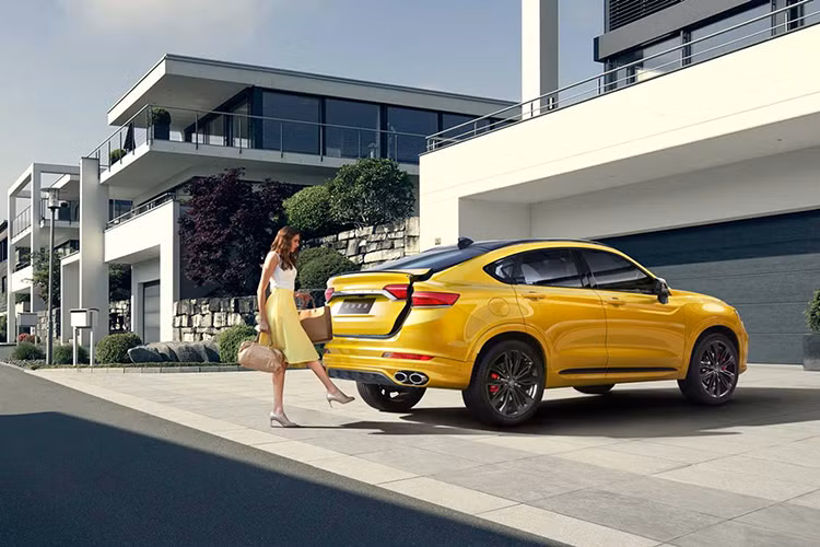 Xe sở hữu đèn pha mỏng, lưới tản nhiệt “vũ trụ mở rộng” đặc trưng và các hốc gió lớn được trang bị với cửa đóng chủ động để tối ưu hóa khí động học và làm mát. Di chuyển ra phía sau, Xingyue có hai cụm đèn hậu rộng được kết nối với nhau bởi một sọc crôm, cùng với một bộ khuếch tán gió hầm hố cùng 4 đầu ống xả tích hợp.