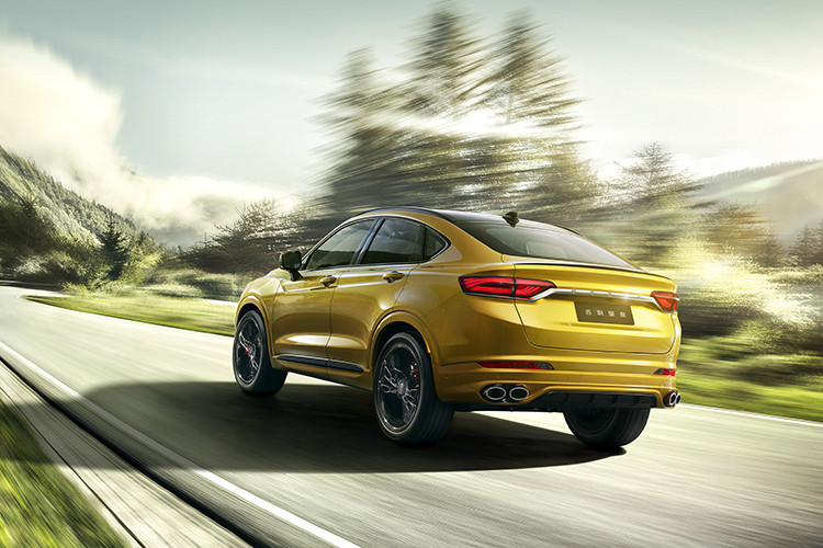 Động cơ nhỏ hơn có một hệ thống mild hybrid 48 V tùy chọn mà thúc đẩy công suất lên 188 mã lực trong khi đạt chỉ số tiêu thụ nhiên liệu kết hợp là 5,6 lít/100 km. Chưa hết, nhà sản xuất còn đưa ra một phiên bản plug-in hybrid với tổng công suất 255 mã lực và mô-men xoắn cực đại 415 Nm, có thể trang bị hai cụm pin khác nhau.