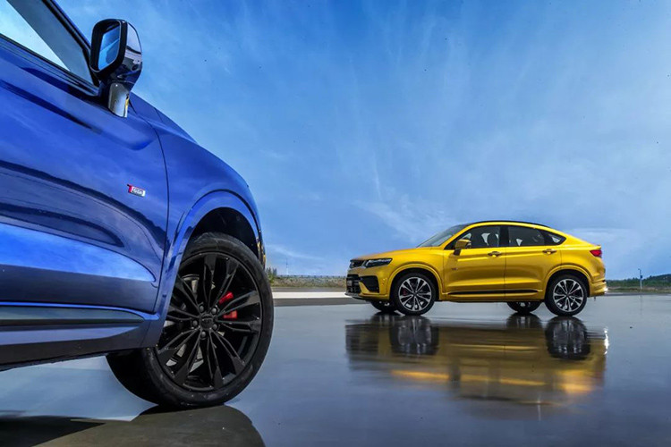 Dưới nắp capô, Xingyue là mẫu xe Geely đầu tiên có động cơ tăng áp 4 xi-lanh dung tích 2.0 lít Drive-E của Volvo, sản sinh 235 mã lực và mô-men xoắn cực đại 350 Nm, với một hộp số tự động 8 cấp Aisin, nhờ đó xe có thể gia tốc từ 0-100 km/h trong 6,8 giây. Ngoài ra, người mua còn có tùy chọn động cơ 3 xi-lanh dung tích 1.5 lít, ghép cặp với một hộp số li hợp kép 7 cấp và sản sinh 174 mã lực và mô-men xoắn cực đại 255 Nm.