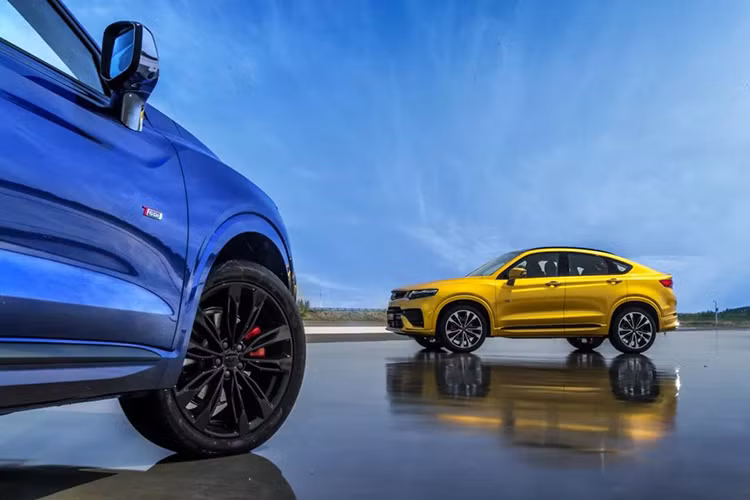 Dưới nắp capô, Xingyue là mẫu xe Geely đầu tiên có động cơ tăng áp 4 xi-lanh dung tích 2.0 lít Drive-E của Volvo, sản sinh 235 mã lực và mô-men xoắn cực đại 350 Nm, với một hộp số tự động 8 cấp Aisin, nhờ đó xe có thể gia tốc từ 0-100 km/h trong 6,8 giây. Ngoài ra, người mua còn có tùy chọn động cơ 3 xi-lanh dung tích 1.5 lít, ghép cặp với một hộp số li hợp kép 7 cấp và sản sinh 174 mã lực và mô-men xoắn cực đại 255 Nm.