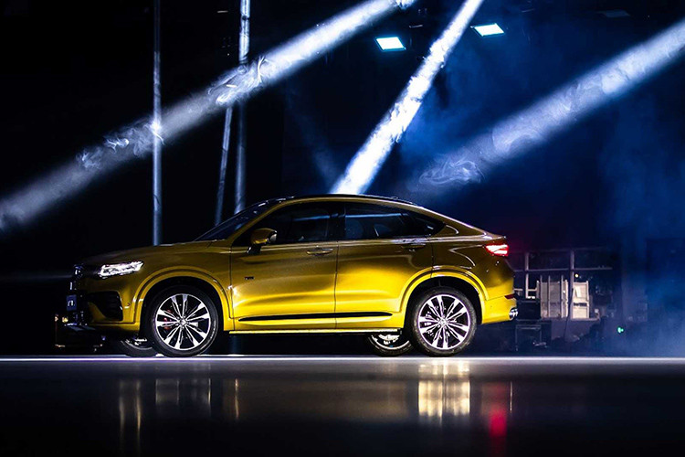 Như đã từng đưa tin trước đây, mẫu xe Trung Quốc Geely Xingyue đầu tiên được chế tạo trên khung gầm Compact Modular Architecture (CMA) mà cũng sử dụng cho Volvo XC40 và nhiều mẫu xe Lynk &amp; CO khác. Nó có chiều dài 4.605 mm, rộng 1.878 mm và cao 1.643 mm, với một trục cơ sở dài 2.700 mm.