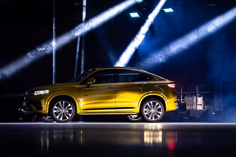 Như đã từng đưa tin trước đây, mẫu xe Trung Quốc Geely Xingyue đầu tiên được chế tạo trên khung gầm Compact Modular Architecture (CMA) mà cũng sử dụng cho Volvo XC40 và nhiều mẫu xe Lynk &amp; CO khác. Nó có chiều dài 4.605 mm, rộng 1.878 mm và cao 1.643 mm, với một trục cơ sở dài 2.700 mm.