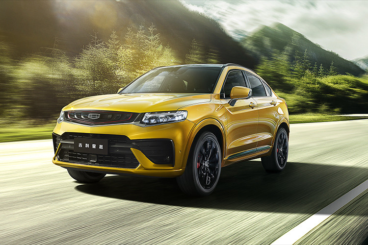 Phiên bản 11,3 kWh có cự li di chuyển thuần điện 56 km, chỉ số tiêu thụ nhiên liệu kết hợp là 1,6 lít/100 km và thời gian sạc nhanh 90 phút. Cụm pin 15,2 kWh lớn hơn tăng cự li di chuyển điện lên 80 km, chỉ số tiêu thụ nhiên liệu kết hợp là 1,2 lít/100 km và có thể sạc nhanh trong 105 phút. Giá xe Geely Xingyue từ 135.800 – 208.800 nhân dân tệ (tương đương 459 – 706 triệu đồng).