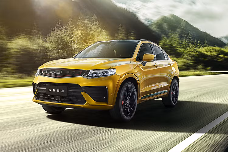 Phiên bản 11,3 kWh có cự li di chuyển thuần điện 56 km, chỉ số tiêu thụ nhiên liệu kết hợp là 1,6 lít/100 km và thời gian sạc nhanh 90 phút. Cụm pin 15,2 kWh lớn hơn tăng cự li di chuyển điện lên 80 km, chỉ số tiêu thụ nhiên liệu kết hợp là 1,2 lít/100 km và có thể sạc nhanh trong 105 phút. Giá xe Geely Xingyue từ 135.800 – 208.800 nhân dân tệ (tương đương 459 – 706 triệu đồng).