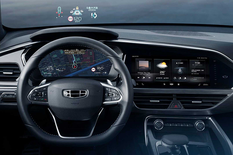 Bên trong xe, táp lô của Geely Xingyue được uốn cong về hía người lái, với một thiết kế “cánh đang bay” và tấm ốp cửa bất đối xứng lấy cảm hứng bởi nghệ thuật gấp giấy origami. Hai màn hình lớn thống trị không gian nội thất, một dành cho bảng đồng hồ tín hiệu và một là màn hình cảm ứng cỡ 12.3-inch kết nối tới hệ thống Global Key User Interface (GKUI).