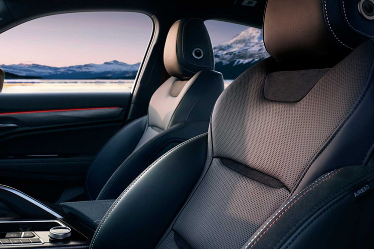 Những trang bị đáng lưu ý khác bao gồm HUD màu cỡ 9-inch, cùng với hệ thống Face ID mà sử dụng nhận diện khuôn mặt để xác định tài xế - tương tự như một chiếc iPhone X hoặc XS. Sau đó, hệ thống sẽ điều chỉnh nhiều chế độ cài đặt của xe giống như vị trí ghế ngồi, gương chiếu hậu và hệ thống giải trí phù hợp theo sở thích của người dùng...