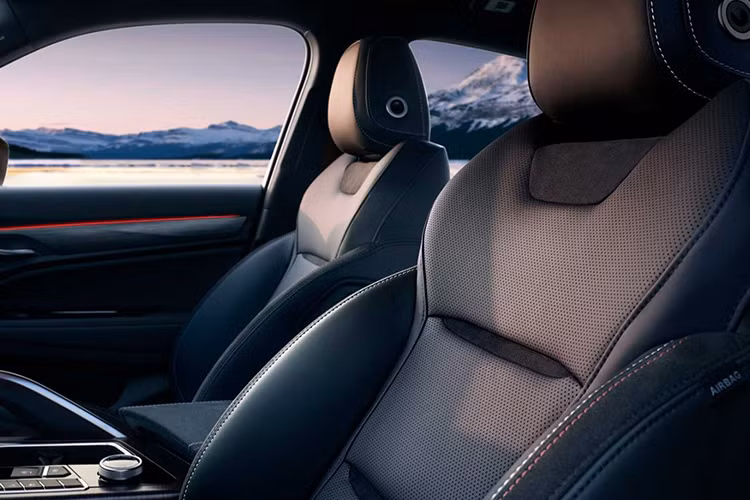 Những trang bị đáng lưu ý khác bao gồm HUD màu cỡ 9-inch, cùng với hệ thống Face ID mà sử dụng nhận diện khuôn mặt để xác định tài xế - tương tự như một chiếc iPhone X hoặc XS. Sau đó, hệ thống sẽ điều chỉnh nhiều chế độ cài đặt của xe giống như vị trí ghế ngồi, gương chiếu hậu và hệ thống giải trí phù hợp theo sở thích của người dùng...