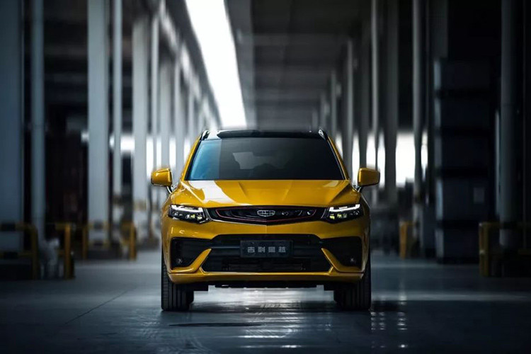 Theo Geely, thiết kế của Xingyue được truyền cảm hứng bởi các khoảnh khắc chuyển động trong cuộc sống và thiên nhiên, với bề mặt thân vỏ căng bóng phỏng theo dáng của một con mèo hoang sẵn sàng vồ mồi. Phía trước của xe có sự hiện hữu của một đường gân rõ nét trên tấm ốp chắn bùn mà dẫn tới phần cắt rãnh ở bên sườn – tương tự mẫu Boyue.