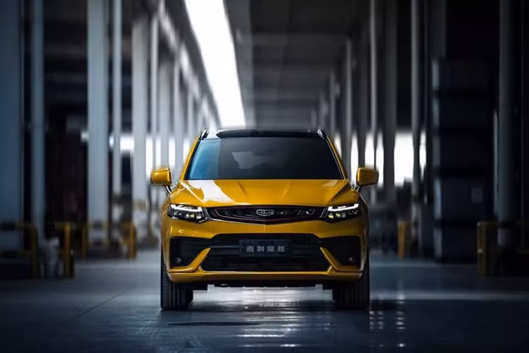 Theo Geely, thiết kế của Xingyue được truyền cảm hứng bởi các khoảnh khắc chuyển động trong cuộc sống và thiên nhiên, với bề mặt thân vỏ căng bóng phỏng theo dáng của một con mèo hoang sẵn sàng vồ mồi. Phía trước của xe có sự hiện hữu của một đường gân rõ nét trên tấm ốp chắn bùn mà dẫn tới phần cắt rãnh ở bên sườn – tương tự mẫu Boyue.