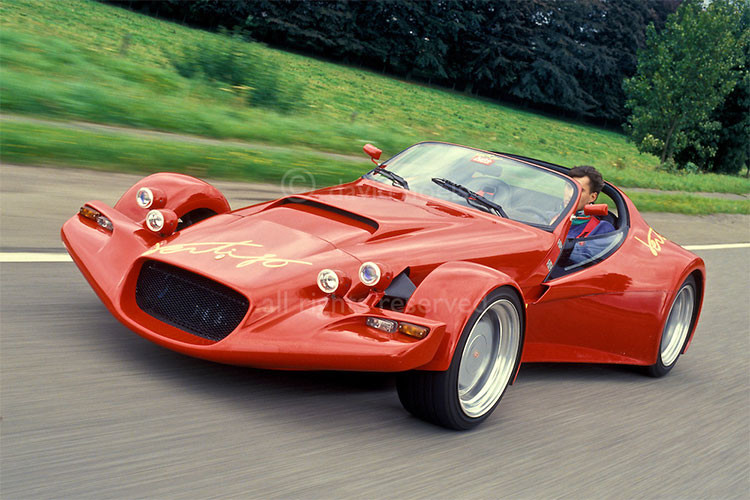 Mẫu siêu xe Gillet Vertigo được ví như ngôi sao bóng đá Eden Hazard của đội tuyển Bỉ. Mẫu xe này có lịch sử lẫy lừng khi từng giành nhiều chức vô địch tại các giải đua. Xe trang bị động cơ V8 4,2 lít. Tháng 1/1990, chiếc xe này xác lập kỷ lục tăng tốc nhanh nhất thế giới, khả năng nước rút 0-100 km/h của Gillet Vertigo là 3,1 giây, không mẫu xe thương mại nào sánh kịp thời điểm bấy giờ.