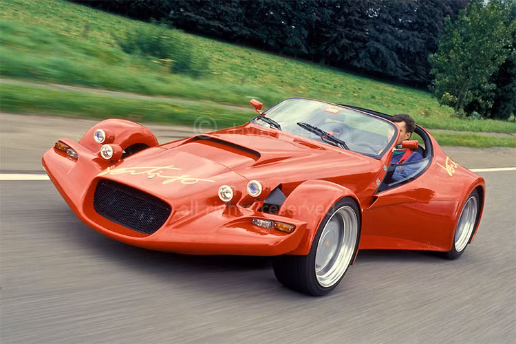 Mẫu siêu xe Gillet Vertigo được ví như ngôi sao bóng đá Eden Hazard của đội tuyển Bỉ. Mẫu xe này có lịch sử lẫy lừng khi từng giành nhiều chức vô địch tại các giải đua. Xe trang bị động cơ V8 4,2 lít. Tháng 1/1990, chiếc xe này xác lập kỷ lục tăng tốc nhanh nhất thế giới, khả năng nước rút 0-100 km/h của Gillet Vertigo là 3,1 giây, không mẫu xe thương mại nào sánh kịp thời điểm bấy giờ.