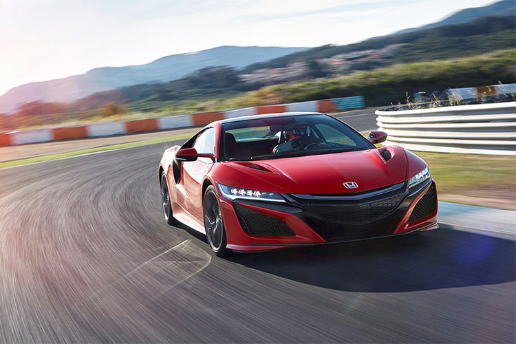 Honda NSX là cái tên sáng giá nhất đại diện cho đội tuyển Nhật Bản, Xe dựa theo thiết kế buồng lái của chiến đấu cơ F-16, sử dụng động cơ V6 3,0 lít. Thế hệ mới nhất của dòng xe này trang bị động cơ hybrid, với động cơ xăng V6 3,5 lít tăng áp kép kết hợp cùng 3 động cơ điện, cho tổng công suất 573 mã lực và mô-men xoắn 645,3 Nm.