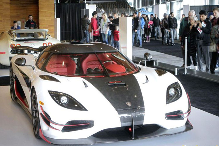 Siêu xe Koenigsegg Agera RS này sở hữu khối động cơ turbo V8 5,0 lít cho công suất lên tới 1.380 mã lực và mô-men xoắn cực đại 1.370 Nm, khung xe được làm bằng sợi carbon. Koenigsegg Agera RS đang nắm giữ kỷ lục mẫu xe nhanh nhất thế giới với vận tốc tối đa 447,2 km/h.
