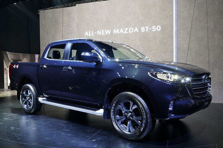 Tại Việt Nam, Mazda BT-50 không phải là một cái tên quen thuộc hay được nhắc đến. Sức tiêu thụ của mẫu xe này cũng chỉ nhỉnh hơn Isuzu D-Max và Nissan Navara chứ chưa “phổ cập” nhiều như Ford Ranger hay Toyota Hilux hoặc Mitsubishi Triton. Nguyên nhân là bộ 3 mẫu xe kể trên sở hữu thiết kế nội/ngoại thất khá hấp dẫn, chưa kể đến các trang bị chiều lòng khách Việt hơn còn lợi thế của Mazda BT-50 đến từ việc giá rẻ.