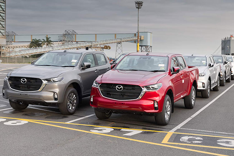 Song song với việc sử dụng chung cơ sở gầm bệ của Isuzu D-Max 2021, không mấy ngạc nhiên khi ở thế hệ mới, Mazda BT-50 2021 cũng tận dụng luôn khối động cơ của mẫu bán tải này. Theo đó, 4 phiên bản của BT-50 mới bán ra tại Việt Nam sẽ được trang bị động cơ dầu, dung tích 1.9L có công suất tối đa là 148 mã lực và mô-men xoắn cực đại đạt 350 Nm, đi kèm hộp số sàn 6 cấp hoặc tự động 6 cấp.