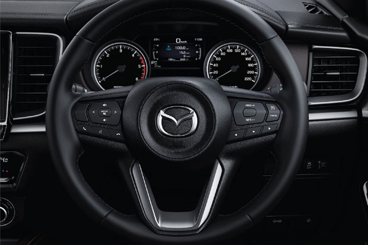 Hiện tại, các trang bị của Mazda BT-50 2021 về Việt Nam vẫn còn là một ẩn số nhưng nếu giá bán lẻ đề xuất quả thực tăng tới 145 triệu đồng, dự kiến các “option” của mẫu bán tải này sẽ không bị cắt bỏ quá nhiều hoặc thậm chí là giữ nguyên. Đây cũng là nước đi dễ hiểu bởi phân khúc bán tải tại Việt Nam cũng đang chạy đua về mảng công nghệ khá nhiều.