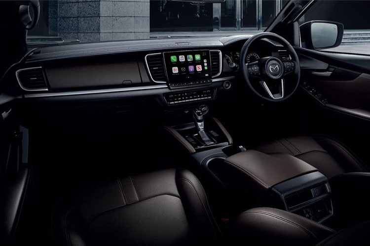 Bước vào bên trong, nội thất của Mazda BT-50 2021 lại có thiết kế khá giống với Isuzu D-Max 2021, đặc biệt là khu vực màn hình giải trí và cửa gió điều hòa.