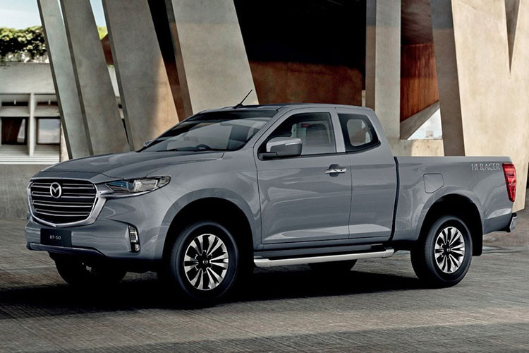 Về trang bị an toàn, Mazda BT-50 2021 tại Thái Lan ngoài các “option” cơ bản còn có cảnh báo điểm mù và cảnh báo phương tiện cắt ngang khi lùi trên phiên bản cao cấp. Trong khi đó, xe tại thị trường Úc lại có cả ga tự động thích ứng và hỗ trợ giữ làn đường. Do đó, khi về Việt Nam mẫu bán tải này vẫn sẽ thua thiệt khá nhiều so với các đối thủ như Ford Ranger hay Toyota Hilux. 