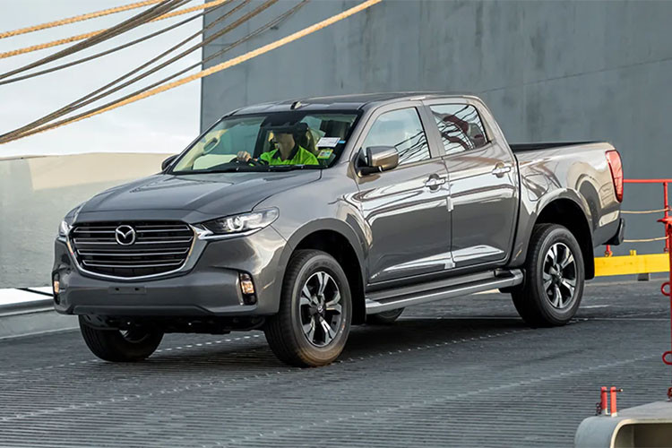 Mazda BT-50 2021 ra mắt Thái Lan vào đầu năm nay. Ở lần bước sang thế hệ thứ 3 này, xe được phát triển dựa trên cơ sở gầm bệ của Isuzu D-Max 2021 chứ không dùng chung với Ford Ranger như trước. Theo đó, kích thước tổng thể của BT-50 2021 là 5.280 x 1.870 x 1.790 mm (D x R x C) cùng chiều dài cơ sở là 3.125 mm. So với thế hệ cũ, chiều dài của mẫu bán tải này ngắn hơn 85 mm, rộng hơn 20 mm, thấp hơn 31 mm còn chiều dài cơ sở giảm tới 95 mm.