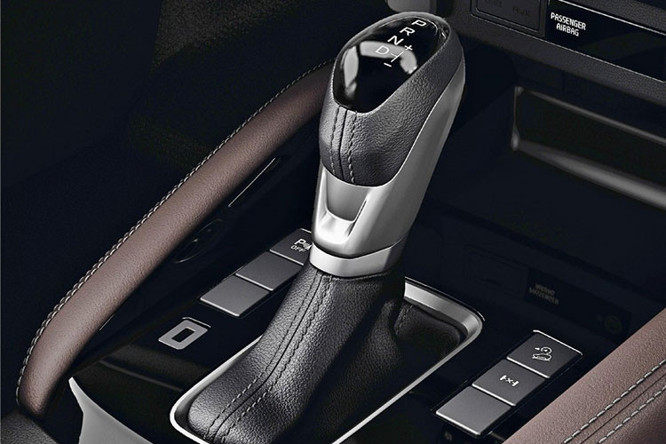 Vô lăng của xe có khả năng điều chỉnh điện 4 hướng, ghế lái chỉnh điện 8 hướng, điều hòa tự động 2 vùng. Hệ thống giải trí bao gồm màn hình cảm ứng 9 inch có kết nối không dây Apple CarPlay/Android Auto và 8 loa âm thanh.