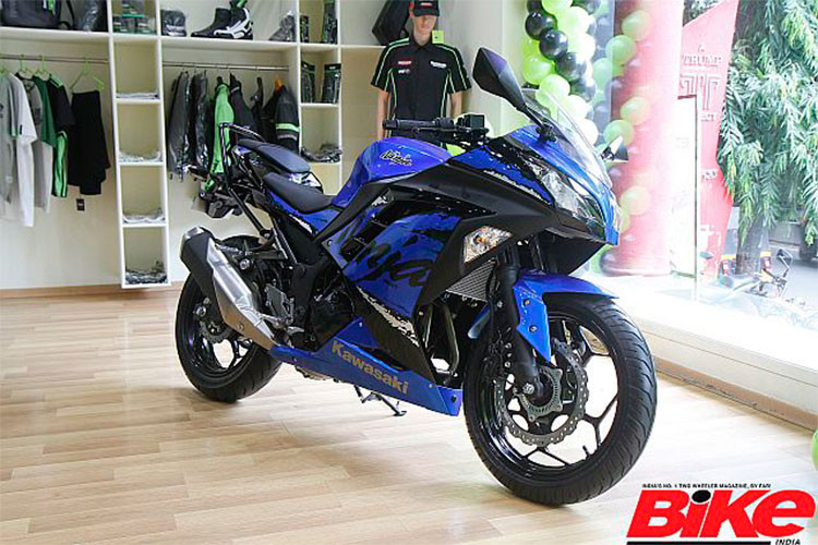 Thương hiệu xe máy Kawasaki tại Ấn Độ vừa tung ra phiên bản mới của mẫu xe môtô Kawasaki Ninja 300 2018 với bộ tem mới bắt mắt hơn. Về mặt thiết kế, Ninja 300 phiên bản 2018 thừa hưởng thiết kế từ đàn anh Kawasaki Ninja ZX-10R với nhiều được nét sắc sảo và cứng cáp.