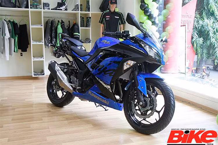 Thương hiệu xe máy Kawasaki tại Ấn Độ vừa tung ra phiên bản mới của mẫu xe môtô Kawasaki Ninja 300 2018 với bộ tem mới bắt mắt hơn. Về mặt thiết kế, Ninja 300 phiên bản 2018 thừa hưởng thiết kế từ đàn anh Kawasaki Ninja ZX-10R với nhiều được nét sắc sảo và cứng cáp.