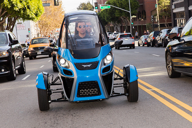 Yếu tố đầu tiên, phiên bản mới được cải tiến hiệu suất cho khả năng tăng tốc 0-96km/h trong 7,5 giây và tốc độ tối đa 121km/h, mỗi lần sạc xe chạy được quãng đường hơn 160km (tiêu chuẩn EPA Mỹ).