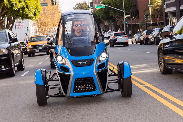 Yếu tố đầu tiên, phiên bản mới được cải tiến hiệu suất cho khả năng tăng tốc 0-96km/h trong 7,5 giây và tốc độ tối đa 121km/h, mỗi lần sạc xe chạy được quãng đường hơn 160km (tiêu chuẩn EPA Mỹ).