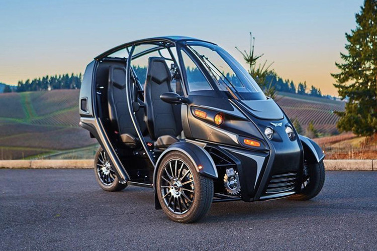 Mới đây, nhà sản xuất xe điện Arcimoto có trụ sở ở tiểu bang Oregon, Mỹ vừa giới thiệu phiên bản mới của xe điện 3 bánh FUV Arcimoto với nhiều cải tiến vượt trội về hiệu suất vận hành, cũng như thiết kế.