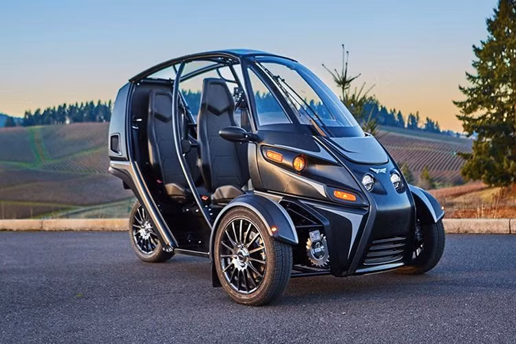 Mới đây, nhà sản xuất xe điện Arcimoto có trụ sở ở tiểu bang Oregon, Mỹ vừa giới thiệu phiên bản mới của xe điện 3 bánh FUV Arcimoto với nhiều cải tiến vượt trội về hiệu suất vận hành, cũng như thiết kế.