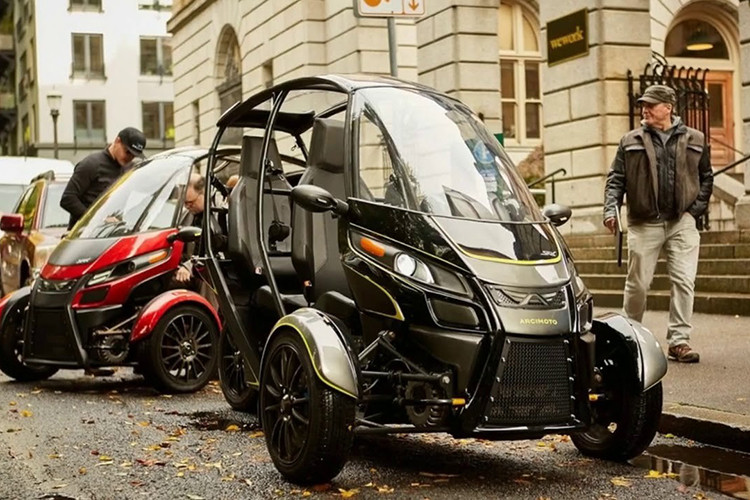 Ngoài ra, nhà sản xuất nghiên cứu Arcimoto tại Mỹ cũng đã nâng cấp cho chiếc xe điện 3 bánh mới này với chế độ lái trong điều kiện băng tuyết và trời mưa, cùng với đó là hệ thống phanh tái tạo năng lượng.