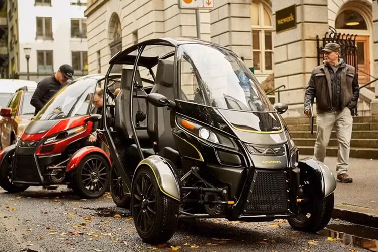 Ngoài ra, nhà sản xuất nghiên cứu Arcimoto tại Mỹ cũng đã nâng cấp cho chiếc xe điện 3 bánh mới này với chế độ lái trong điều kiện băng tuyết và trời mưa, cùng với đó là hệ thống phanh tái tạo năng lượng.