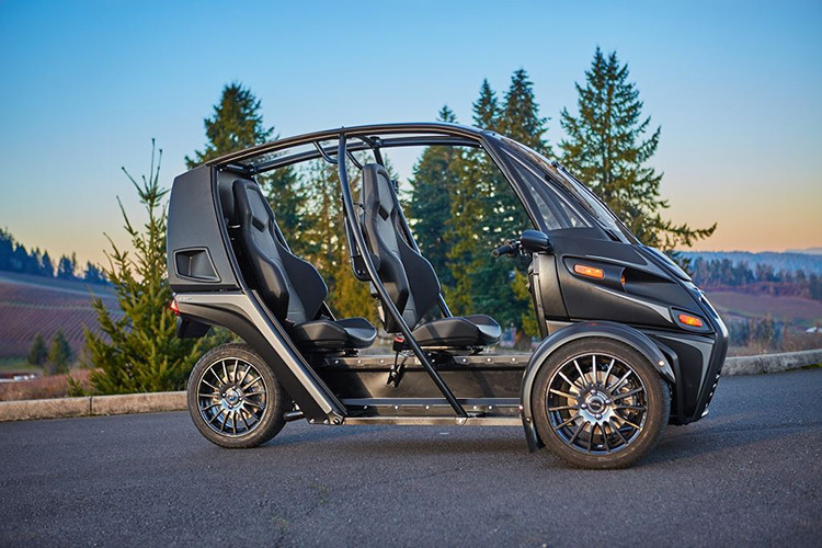 Trong thời gian này, Arcimoto cũng đã đặt tên mới cho phương tiện này là “Fun Utility Vehicle”, gọi tắt là “FUV” (thay cho tên gọi cũ là SRK).