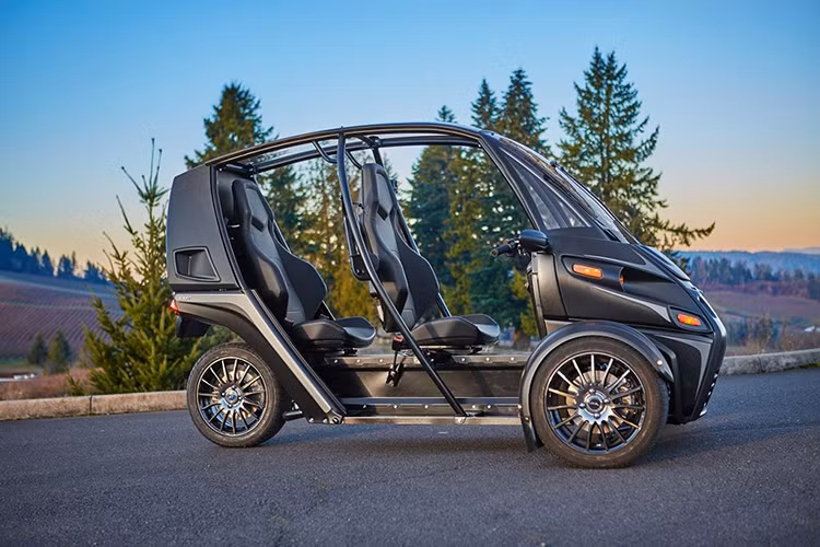 Trong thời gian này, Arcimoto cũng đã đặt tên mới cho phương tiện này là “Fun Utility Vehicle”, gọi tắt là “FUV” (thay cho tên gọi cũ là SRK).