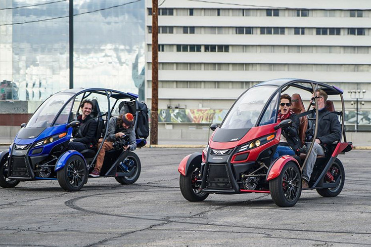 Ngoài ra, hãng Arcimoto còn cung cấp những tuỳ chọn cho những khách hàng là doanh nghiệp, các cơ quan chính phủ với những yêu cầu cụ thể, như xe chở thức ăn nhanh, xe cho các khu du lịch, xe cho sân golf, xe cho cảnh sát, PCCC v,v… Giá xe điện Arcimoto FUV có mức khởi điểm từ 19.900 USD (khoảng 461 triệu đồng).