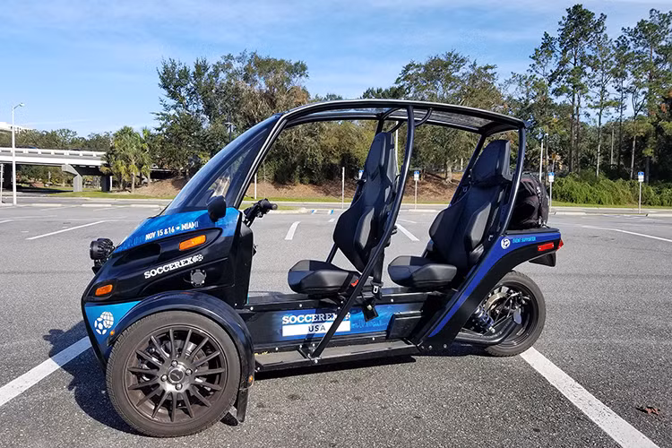 Arcimoto là công ty khởi nghiệp từ 2007, với tham vọng trở thành công ty chế tạo xe ôtô điện lớn thứ hai sau Tesla tại Mỹ. Trải qua nhiều thế hệ cùng nhiều cải tiến, phiên bản gần nhất của mẫu xe điện 3 bánh được trình làng năm 2017.