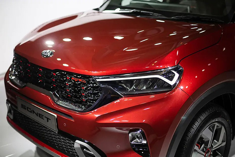 Về ngoại hình, Kia Sonet thế hệ mới có độ dài sấp xỉ 4m, tức là nằm giữa xe cỡ A và cỡ B, tuy nhiên xe có thiết kế khá gọn gàng và tinh tế. Chiều dài và chiều rộng của xe trông rất cân đối nên không tạo cảm giác bình dân. Trên đầu xe, Kia Sonet được trang bị nắp ca-pô dập gân, lấy cảm hứng từ những chú voi con. Nếu nhìn từ phía trên, nắp ca-pô của xe còn gợi liên tưởng đến ngà voi.