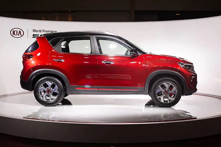 Ngay trong lần đầu ra mắt, Kia Sonet 2021 mới đã tạo nên được tiếng vang. Được biết, mẫu xe này nhận 6.523 đơn hàng trong 24 giờ đầu tiên mở bán tại thị trường Ấn Độ. Kia cũng hy vọng mẫu xe mới này đánh chiếm nhanh chóng các vị trí đầu bảng phân khúc hạng A-SUV, điều mà người đàn anh Seltos đã làm được.